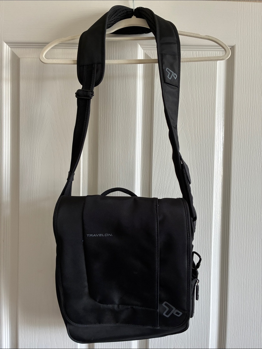 Travelon AntiTheft Black Messenger Crossbody Back Pack Computer Travel Bag